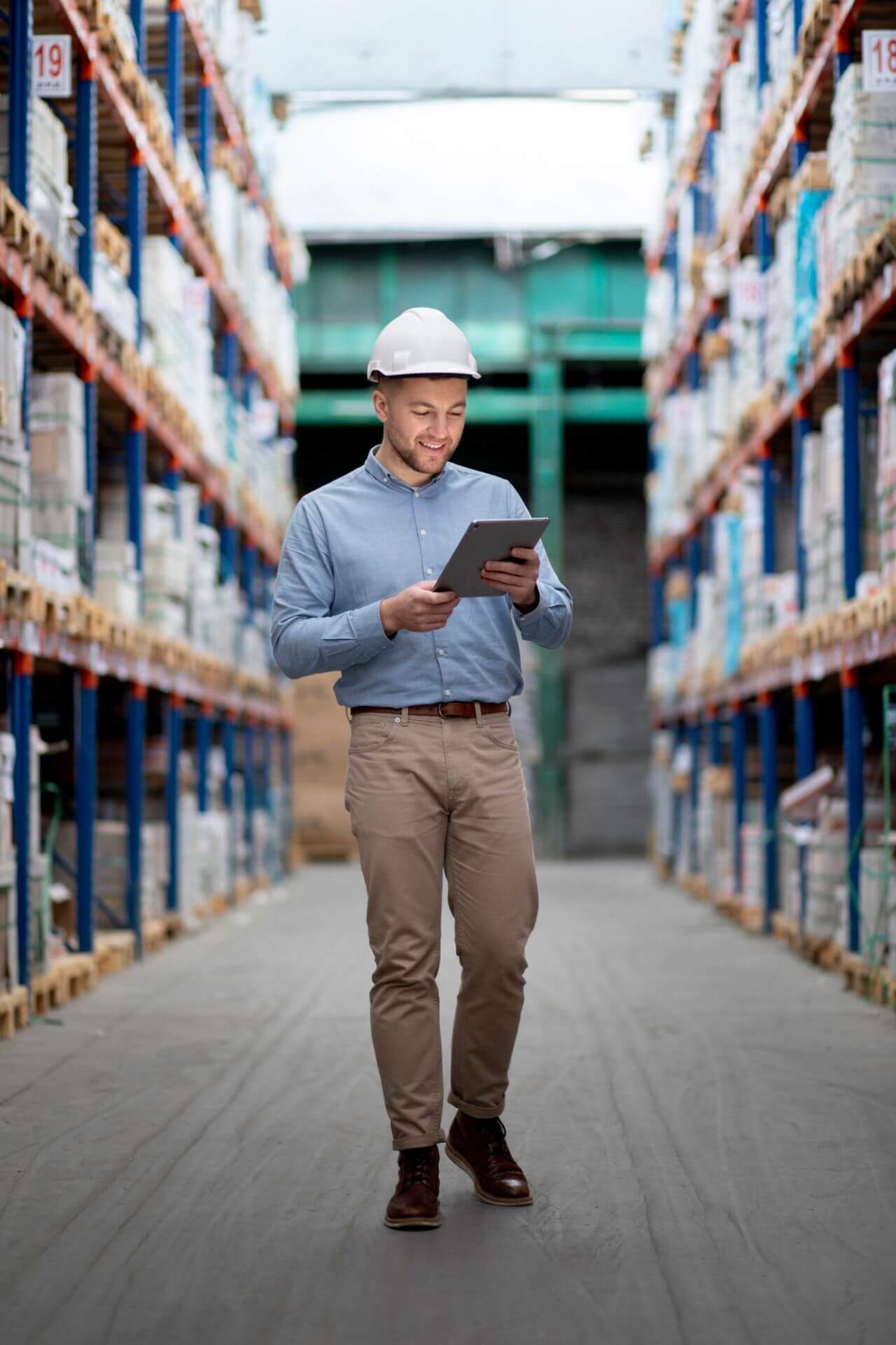 Full shot man holding tablet-op
