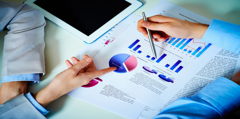 close-up-hands-with-financial-charts-business-meeting_800x396-op