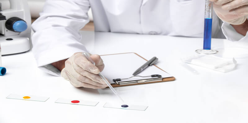 front-close-view-male-doctor-white-medical-suit-white-desk_800x396-op